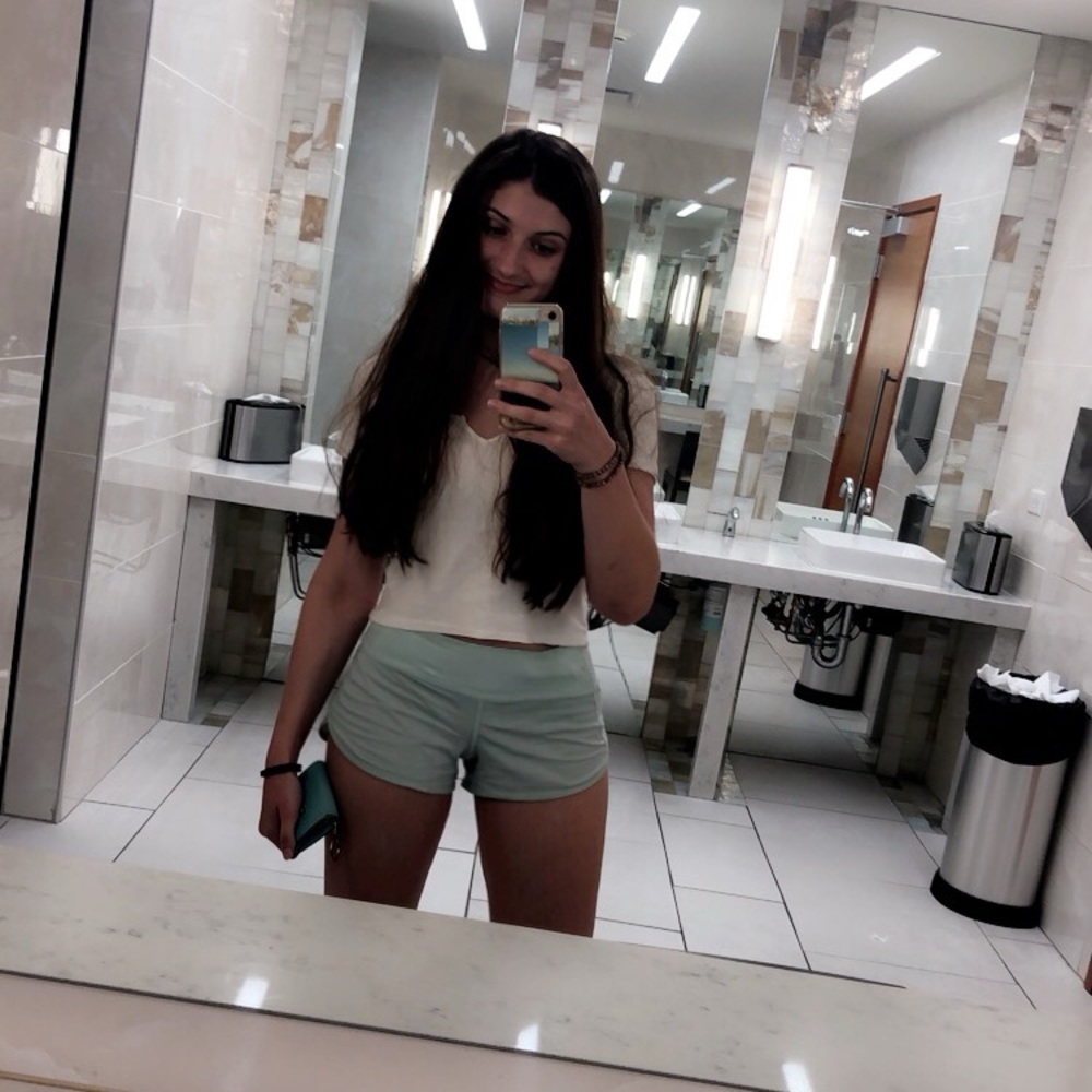 Meet your Posher, Claudia